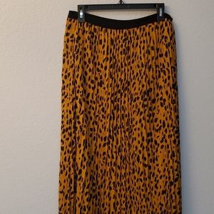 Cheetah print pleated skirt.
